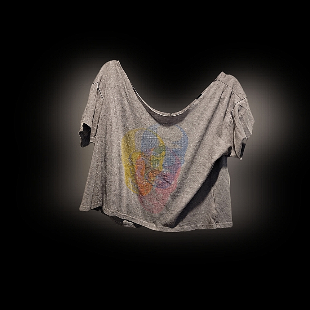 Cropped and distressed vintage skull tee size m/l